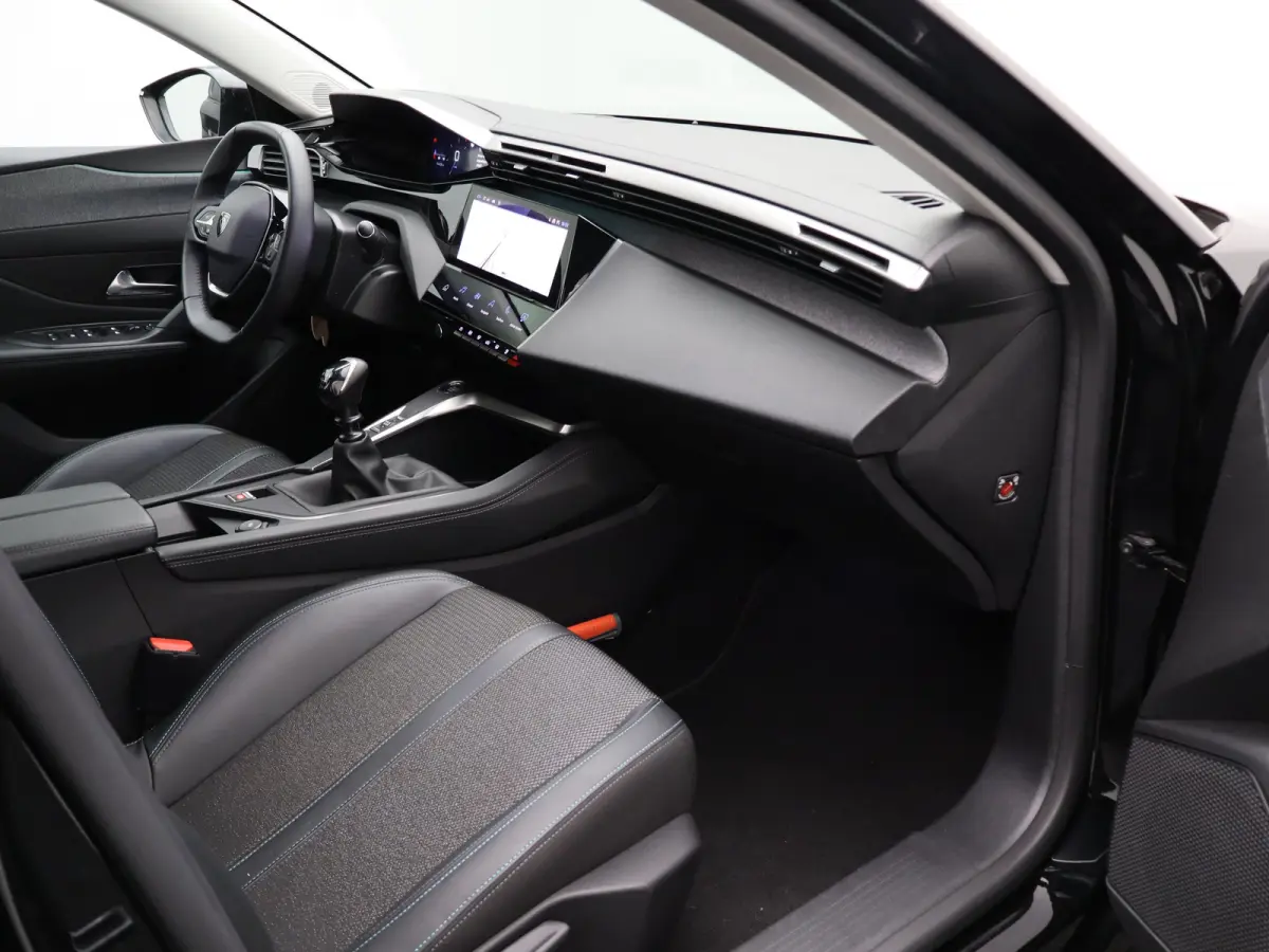 1.2 PureTech Allure Pack Business Parkeersenoren Voor en Achter | Dodehoekbewaking | Cruise Control Adaptief | Navigatie | Camera | Climate Control | 17" Lichtmetalen Velgen