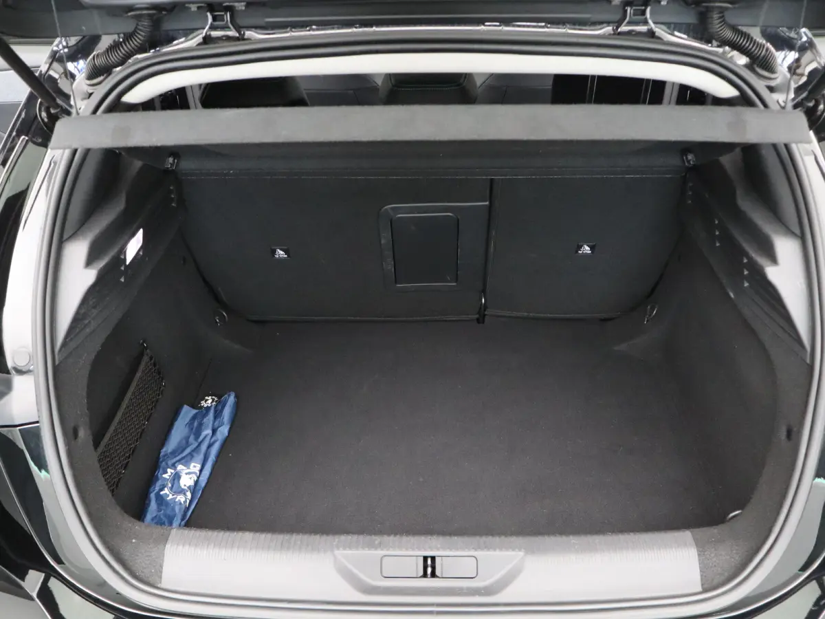 1.2 PureTech Allure Pack Business Parkeersenoren Voor en Achter | Dodehoekbewaking | Cruise Control Adaptief | Navigatie | Camera | Climate Control | 17" Lichtmetalen Velgen