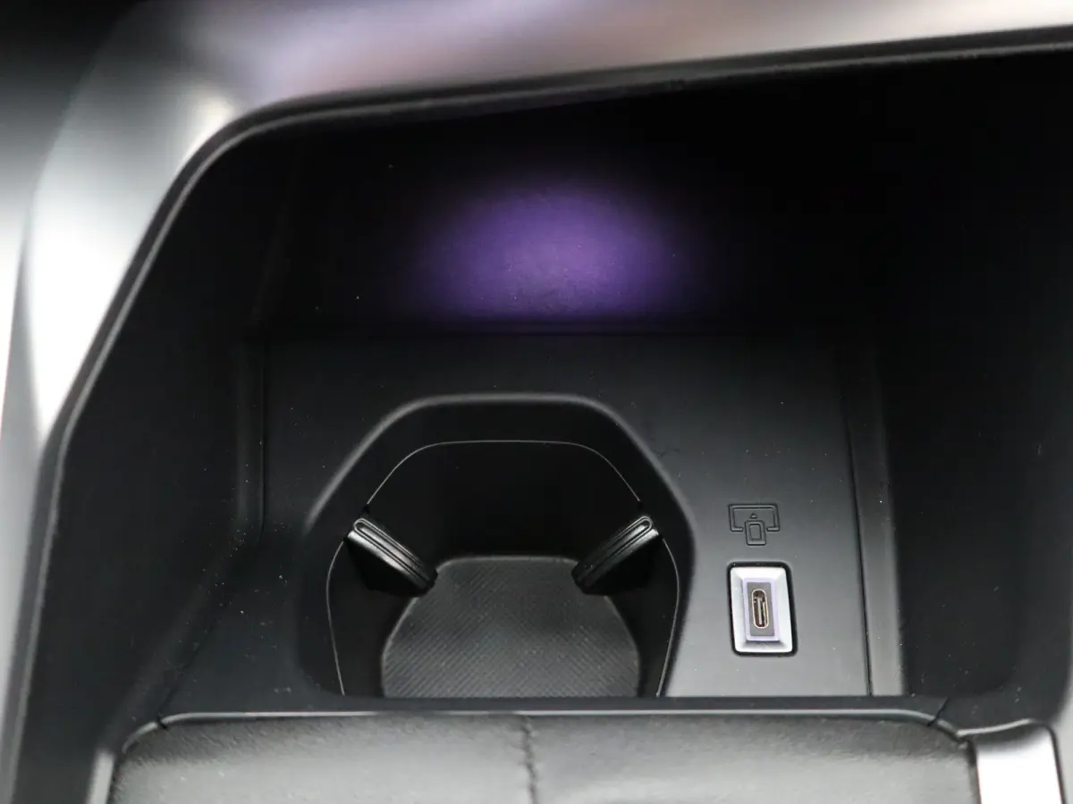 1.2 PureTech Allure Pack Business Parkeersenoren Voor en Achter | Dodehoekbewaking | Cruise Control Adaptief | Navigatie | Camera | Climate Control | 17" Lichtmetalen Velgen