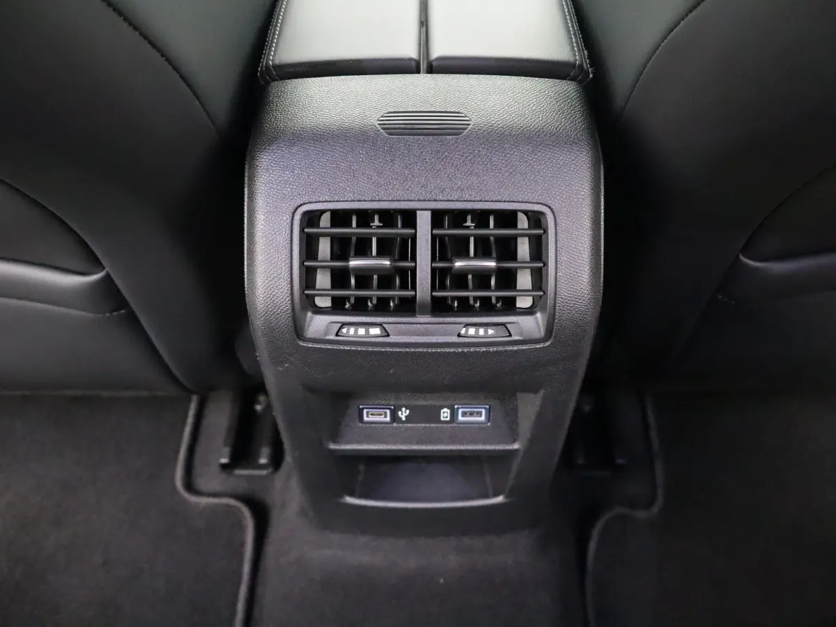 1.2 PureTech Allure Pack Business Parkeersenoren Voor en Achter | Dodehoekbewaking | Cruise Control Adaptief | Navigatie | Camera | Climate Control | 17" Lichtmetalen Velgen