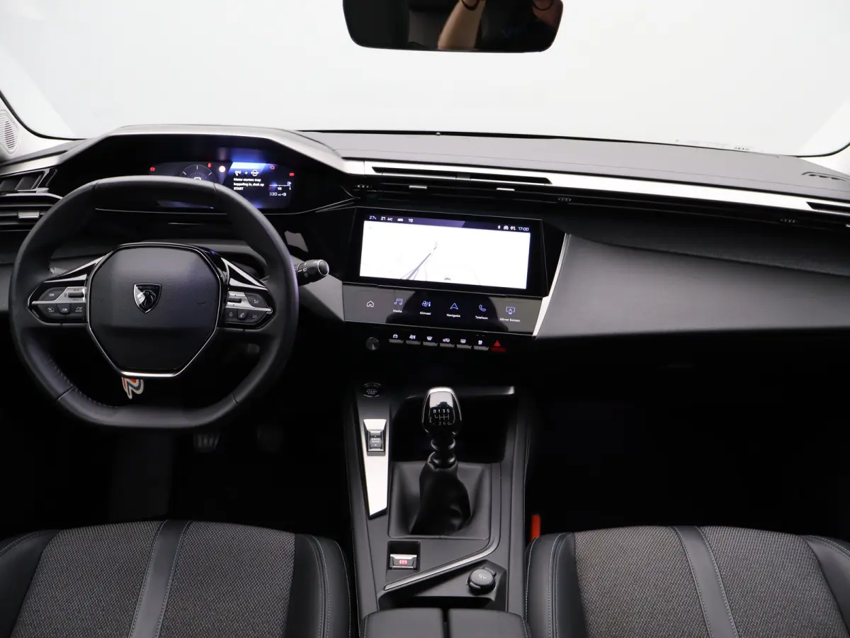 1.2 PureTech Allure Pack Business Parkeersenoren Voor en Achter | Dodehoekbewaking | Cruise Control Adaptief | Navigatie | Camera | Climate Control | 17" Lichtmetalen Velgen