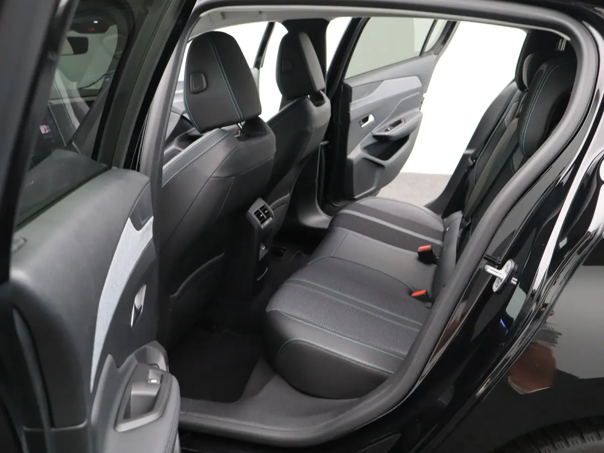 1.2 PureTech Allure Pack Business Parkeersenoren Voor en Achter | Dodehoekbewaking | Cruise Control Adaptief | Navigatie | Camera | Climate Control | 17" Lichtmetalen Velgen