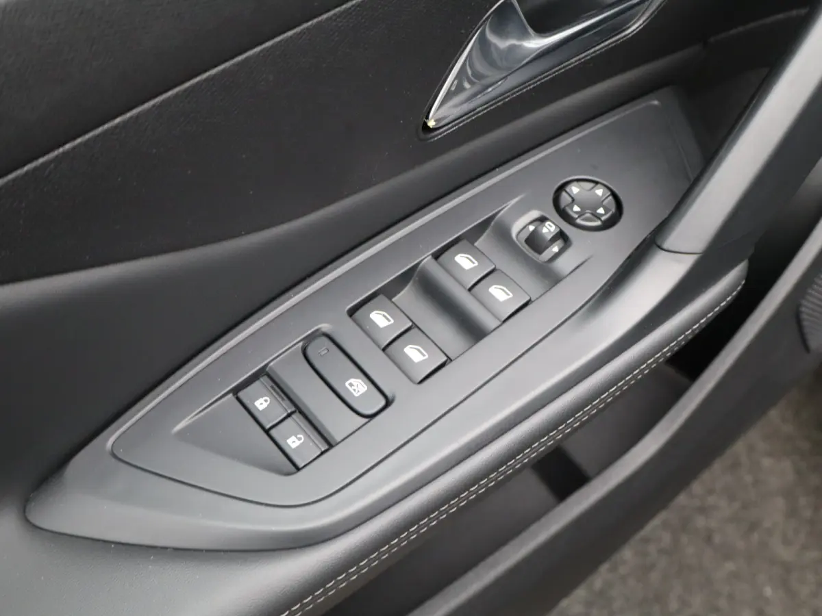 1.2 PureTech Allure Pack Business Parkeersenoren Voor en Achter | Dodehoekbewaking | Cruise Control Adaptief | Navigatie | Camera | Climate Control | 17" Lichtmetalen Velgen