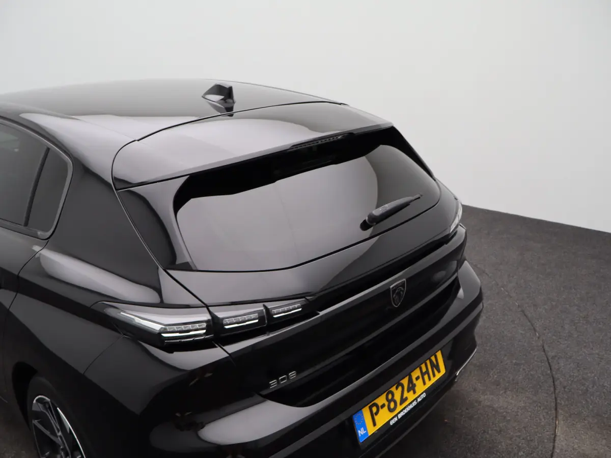 1.2 PureTech Allure Pack Business Parkeersenoren Voor en Achter | Dodehoekbewaking | Cruise Control Adaptief | Navigatie | Camera | Climate Control | 17" Lichtmetalen Velgen