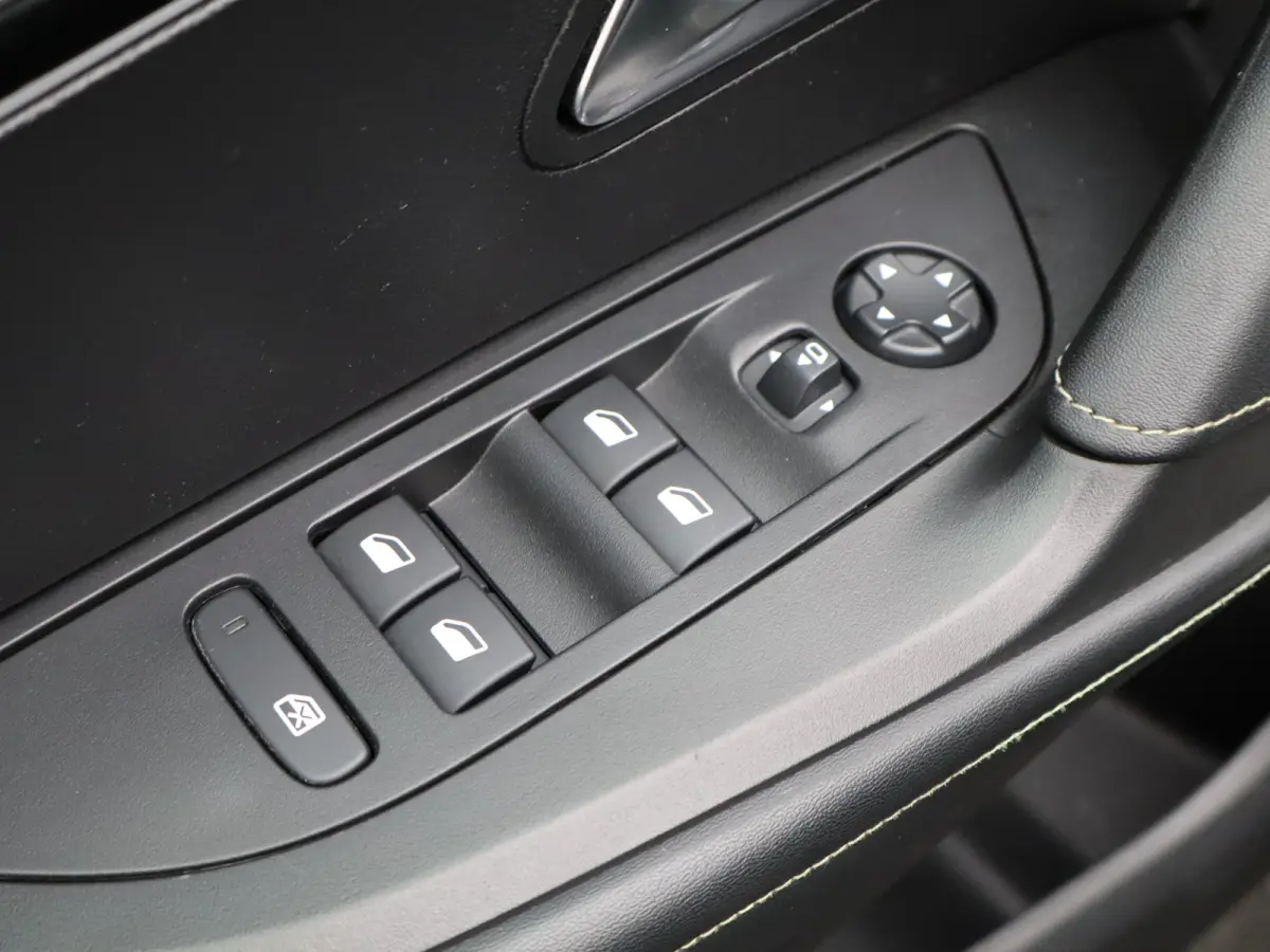1.2 PureTech GT Pack | Automaat | Carplay | Camera | Pano dak | Alcantara | Keyless | PDC V+A | Navi |