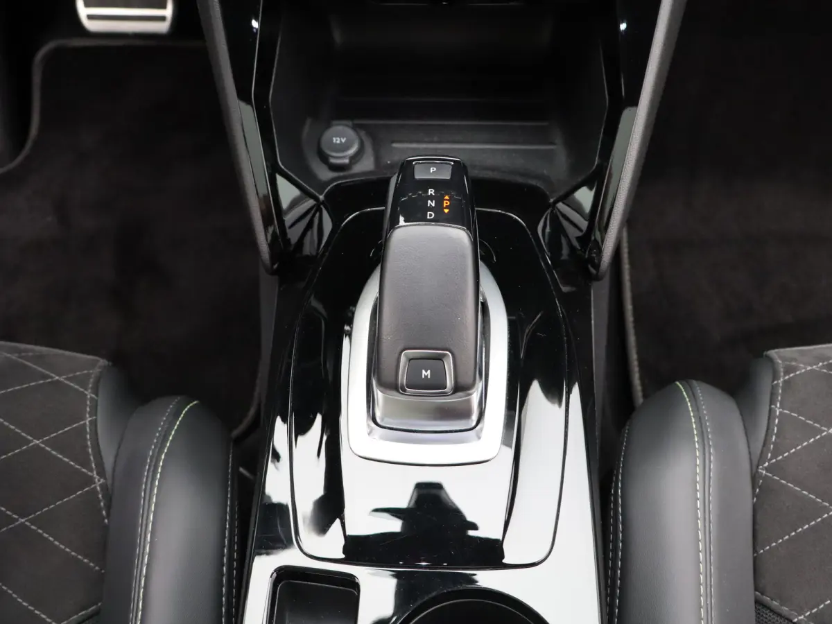 1.2 PureTech GT Pack | Automaat | Carplay | Camera | Pano dak | Alcantara | Keyless | PDC V+A | Navi |