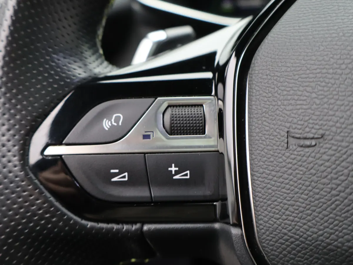 1.2 PureTech GT Pack | Automaat | Carplay | Camera | Pano dak | Alcantara | Keyless | PDC V+A | Navi |