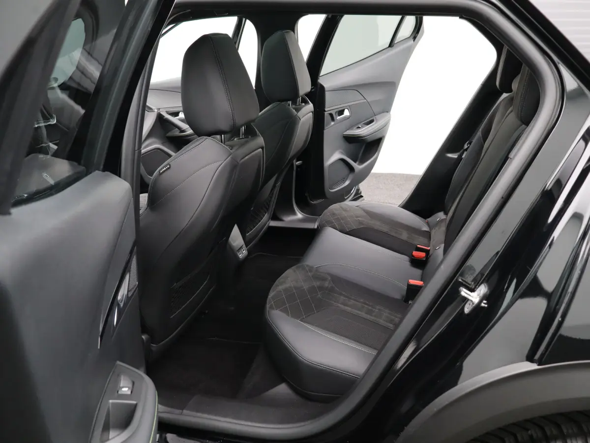 1.2 PureTech GT Pack | Automaat | Carplay | Camera | Pano dak | Alcantara | Keyless | PDC V+A | Navi |