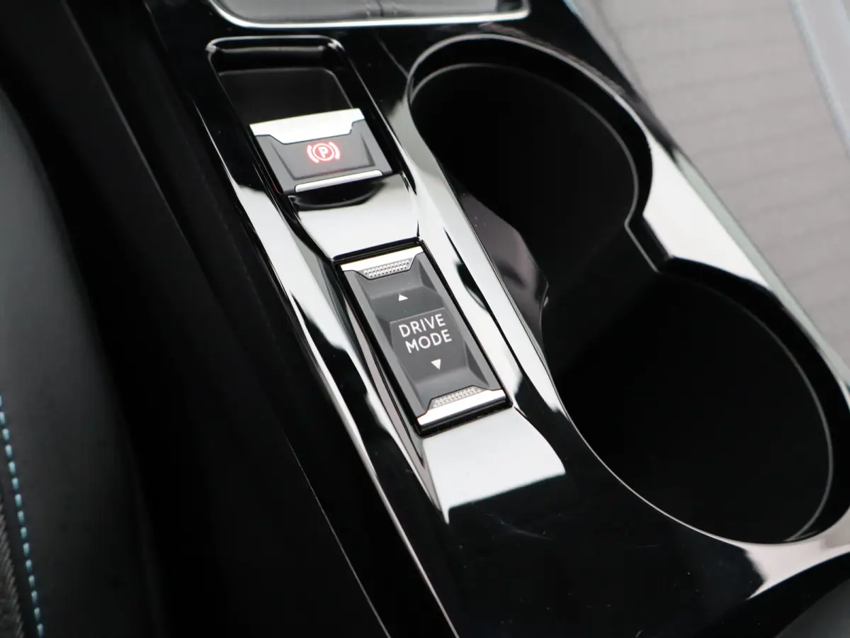 1.2 PureTech Allure Pack | Stoelverwarming | Camera | Parkeersensoren | Navigatie | Cruise Control | Apple Carplay/Android Auto | 16" Lichtmetalen Velgen