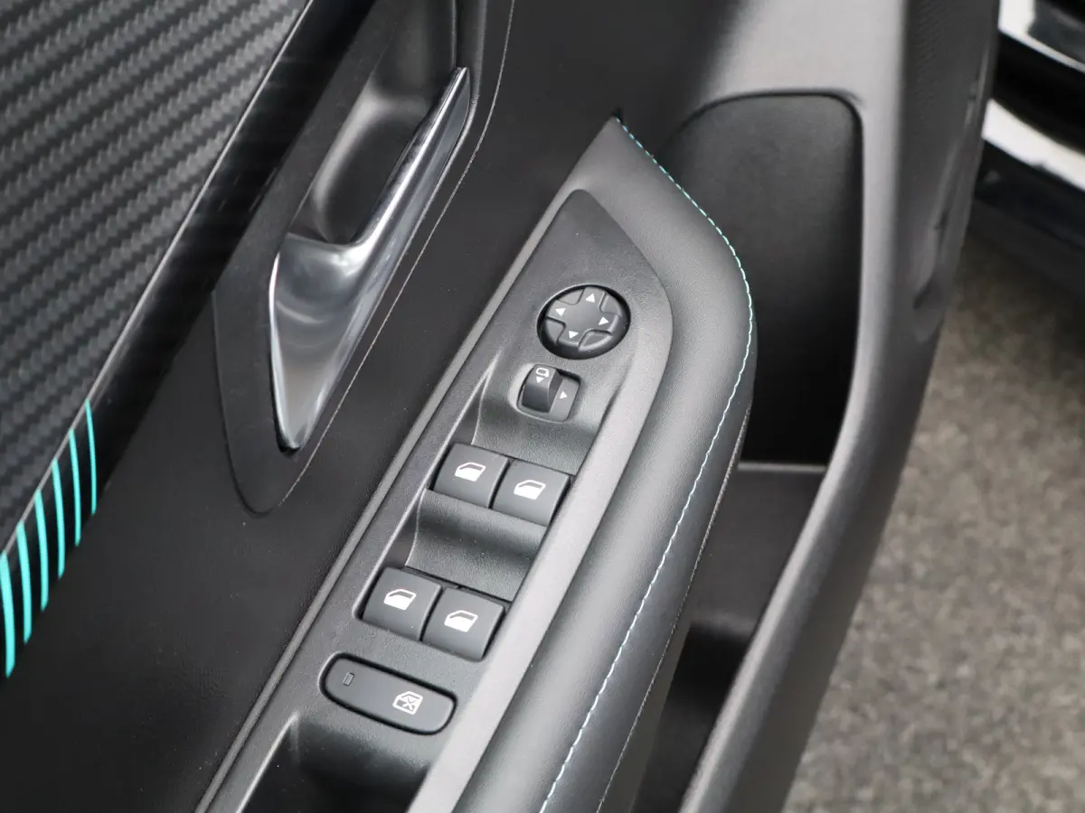 1.2 PureTech Allure Pack | Stoelverwarming | Camera | Parkeersensoren | Navigatie | Cruise Control | Apple Carplay/Android Auto | 16" Lichtmetalen Velgen