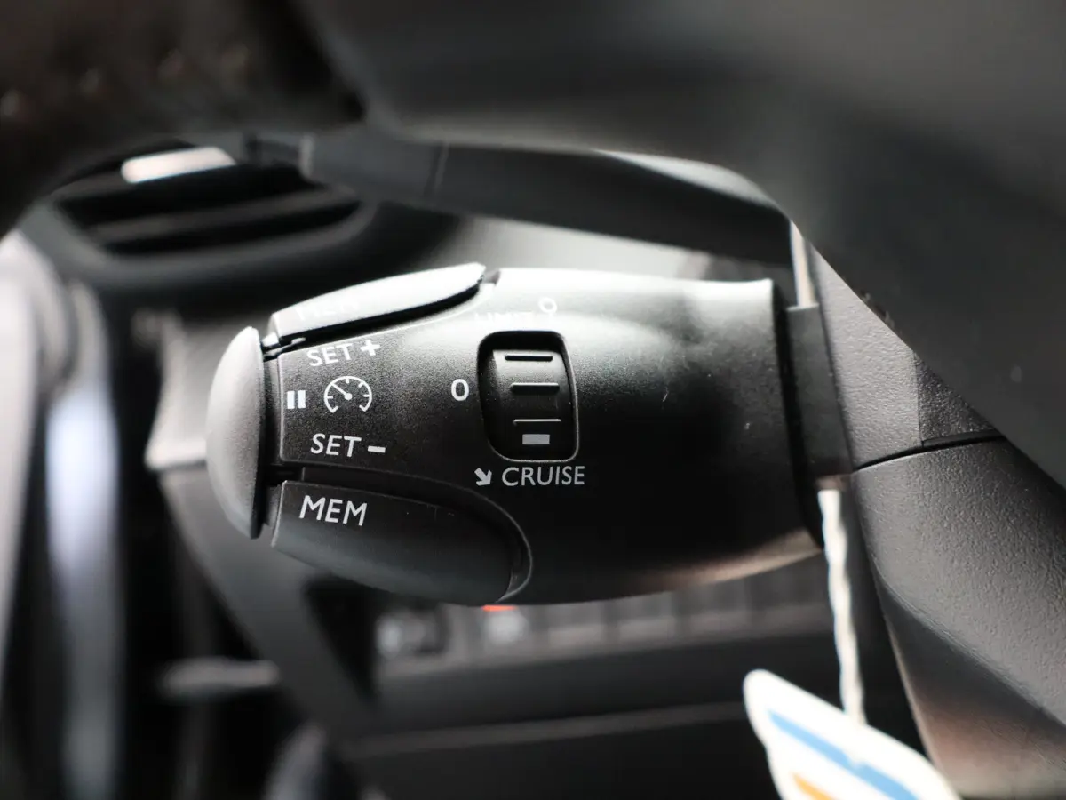 1.2 PureTech Allure Pack | Stoelverwarming | Camera | Parkeersensoren | Navigatie | Cruise Control | Apple Carplay/Android Auto | 16" Lichtmetalen Velgen