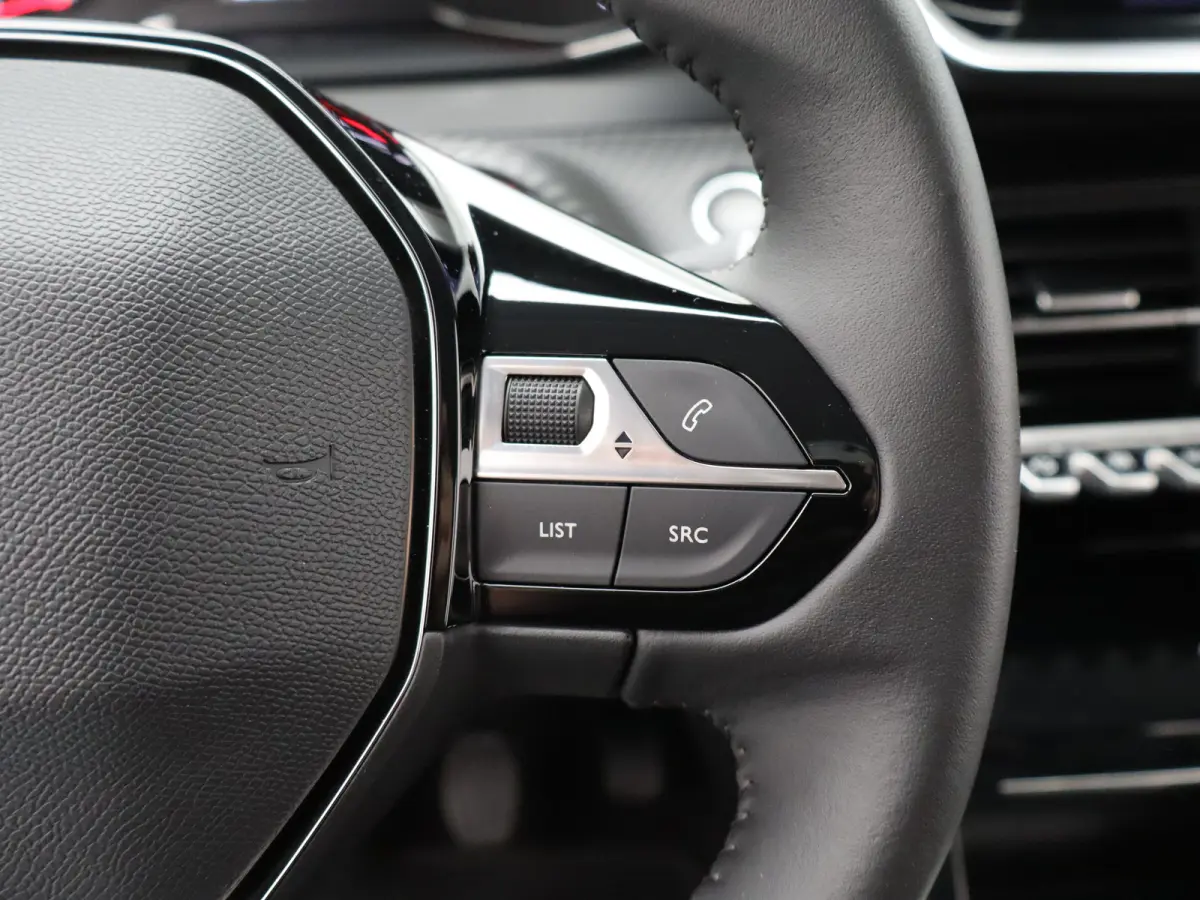 1.2 PureTech Allure Pack | Stoelverwarming | Camera | Parkeersensoren | Navigatie | Cruise Control | Apple Carplay/Android Auto | 16" Lichtmetalen Velgen