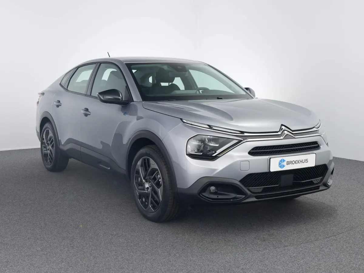 Plus 54 kWh | Carplay | Camera | Cruise | Clima | 18"LMV | Parkeersensoren |