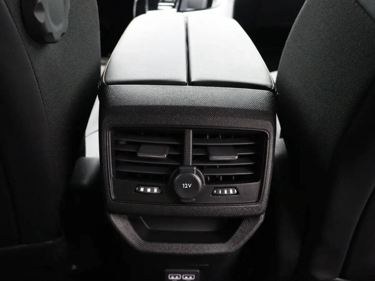 1.2 PureTech GT Black Pack | Camera | Cruise Control Adaptief | Apple Carplay/Android Auto | Dodehoekbewaking | Matrix Led | Keyless | Navigatie | Parkeersensoren Voor en Achter | 19" Lichtm