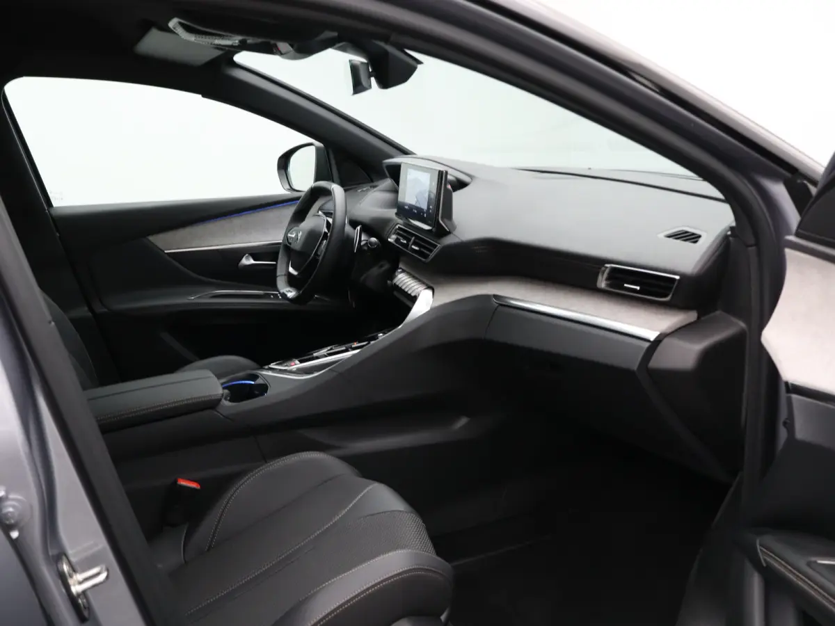 1.2 PureTech GT Black Pack | Camera | Cruise Control Adaptief | Apple Carplay/Android Auto | Dodehoekbewaking | Matrix Led | Keyless | Navigatie | Parkeersensoren Voor en Achter | 19" Lichtm