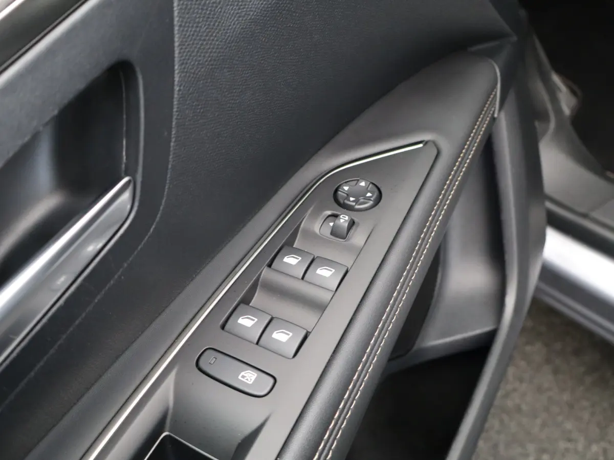 1.2 PureTech GT Black Pack | Camera | Cruise Control Adaptief | Apple Carplay/Android Auto | Dodehoekbewaking | Matrix Led | Keyless | Navigatie | Parkeersensoren Voor en Achter | 19" Lichtm
