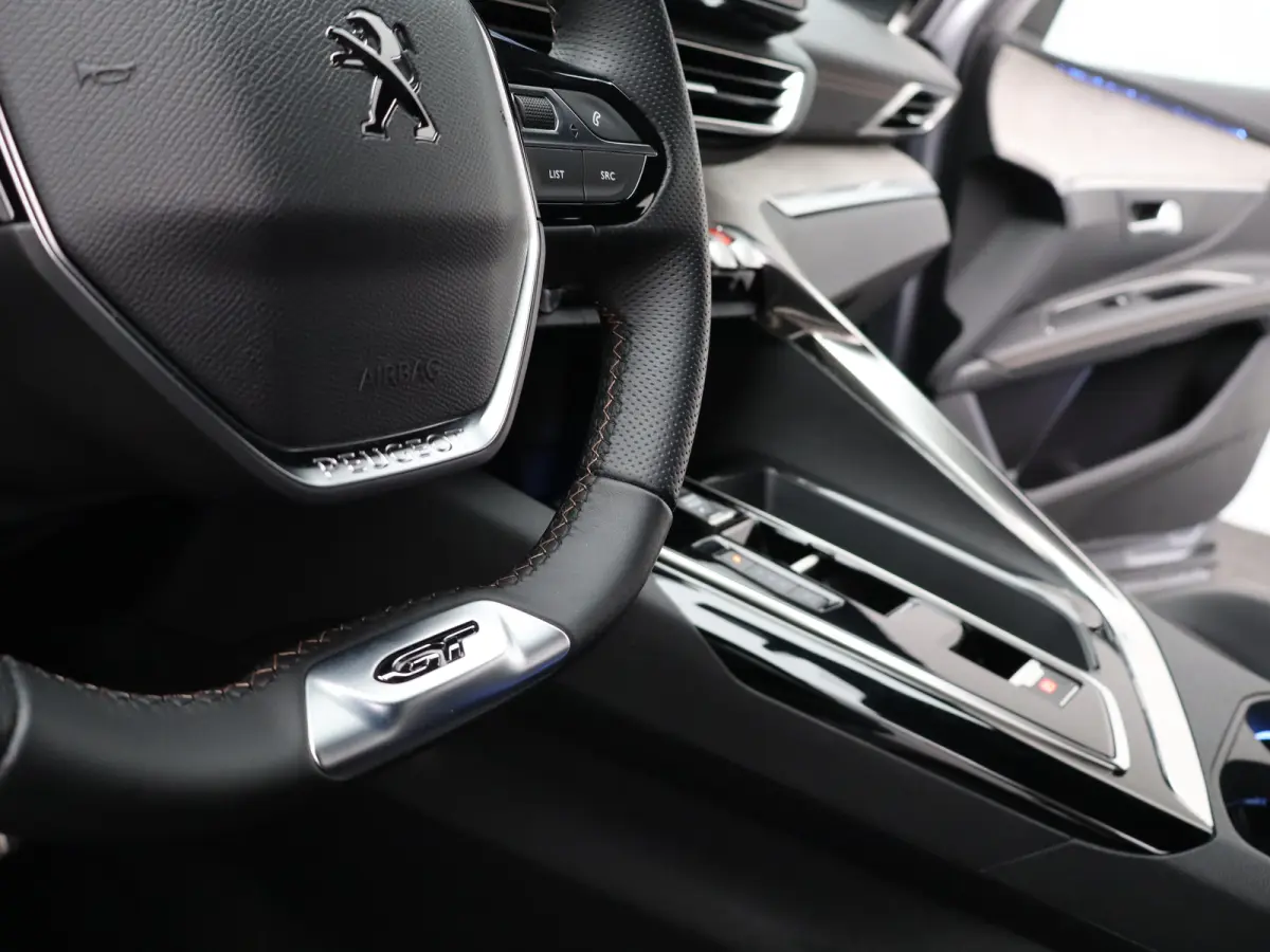 1.2 PureTech GT Black Pack | Camera | Cruise Control Adaptief | Apple Carplay/Android Auto | Dodehoekbewaking | Matrix Led | Keyless | Navigatie | Parkeersensoren Voor en Achter | 19" Lichtm