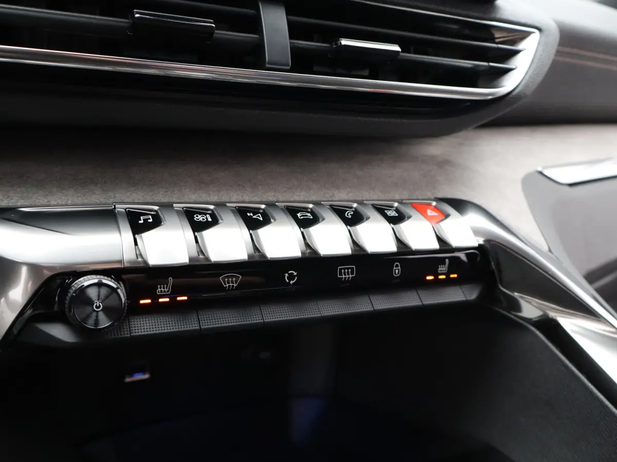 1.2 PureTech GT Black Pack | Camera | Cruise Control Adaptief | Apple Carplay/Android Auto | Dodehoekbewaking | Matrix Led | Keyless | Navigatie | Parkeersensoren Voor en Achter | 19" Lichtm