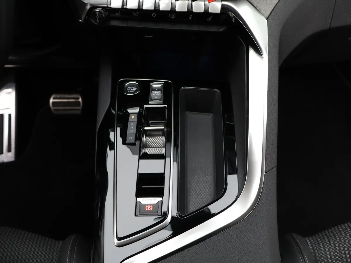 1.2 PureTech GT Black Pack | Camera | Cruise Control Adaptief | Apple Carplay/Android Auto | Dodehoekbewaking | Matrix Led | Keyless | Navigatie | Parkeersensoren Voor en Achter | 19" Lichtm