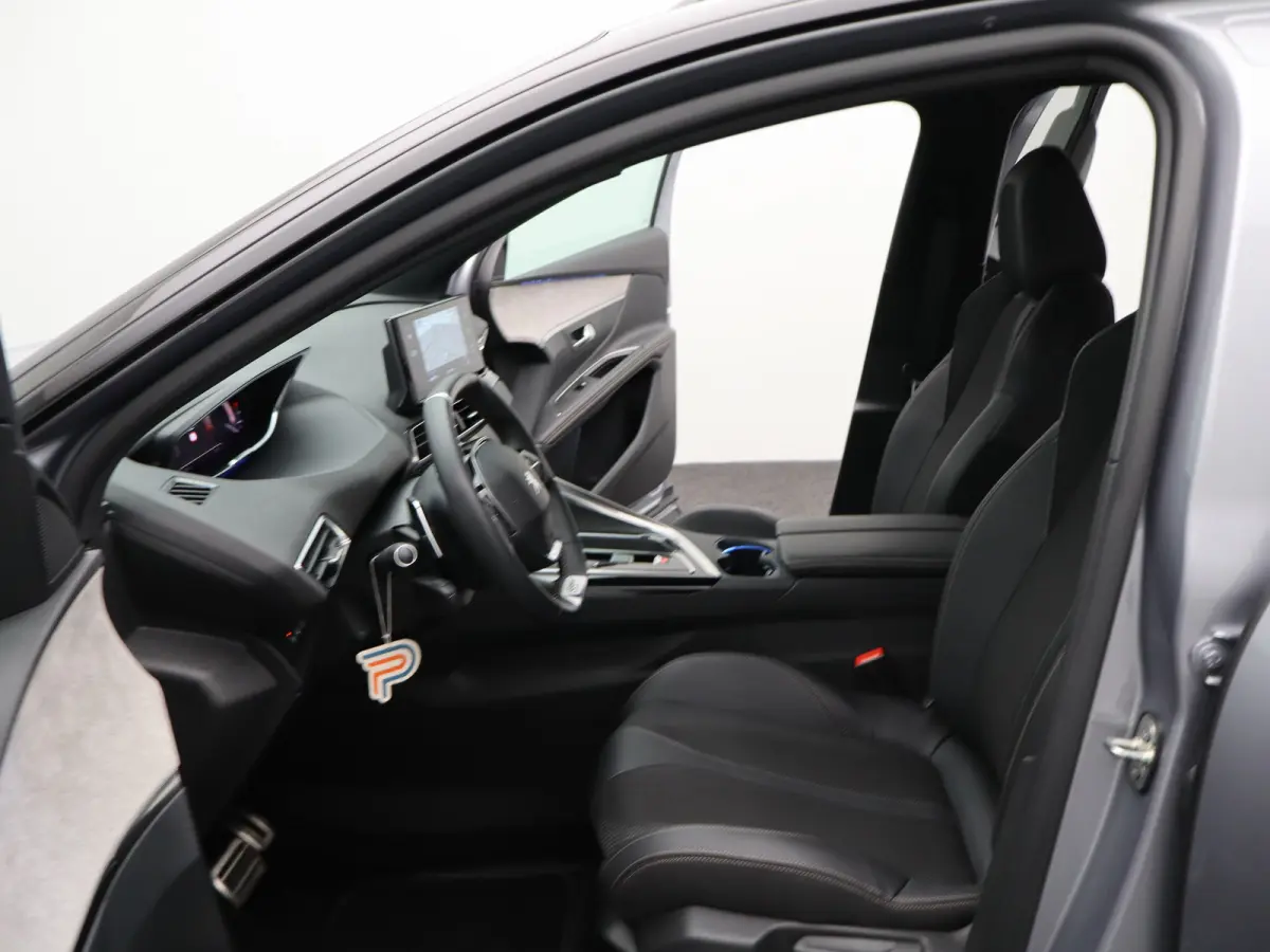 1.2 PureTech GT Black Pack | Camera | Cruise Control Adaptief | Apple Carplay/Android Auto | Dodehoekbewaking | Matrix Led | Keyless | Navigatie | Parkeersensoren Voor en Achter | 19" Lichtm