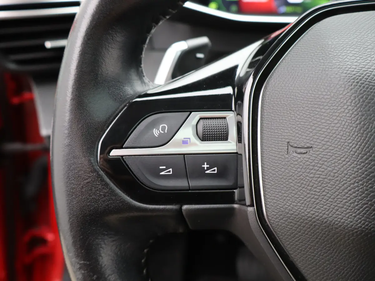 1.2 PureTech Allure | Panorama dak | Cruise | PDC V+A | Carplay | Navi | Camera |