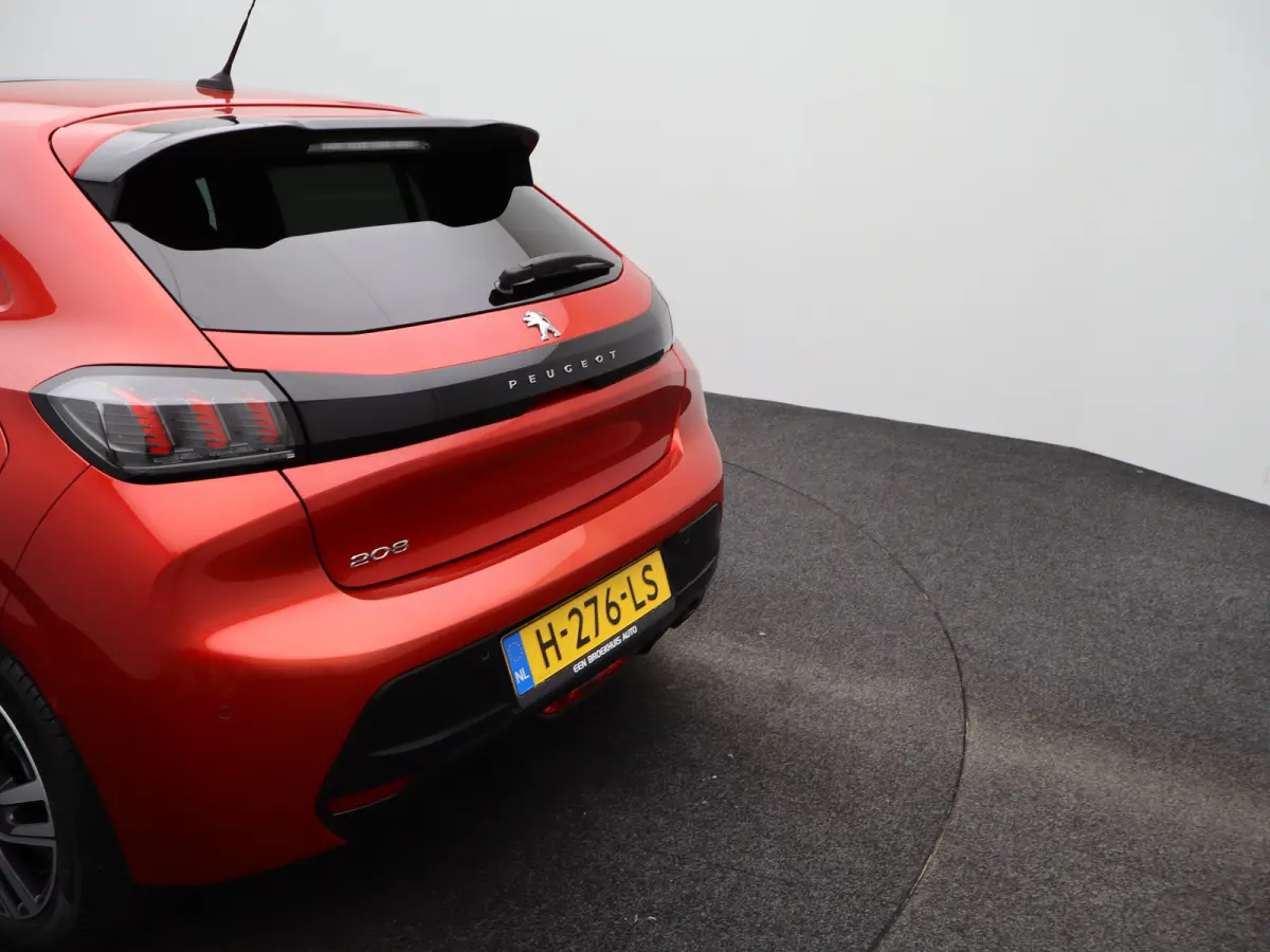 1.2 PureTech Allure | Panorama dak | Cruise | PDC V+A | Carplay | Navi | Camera |