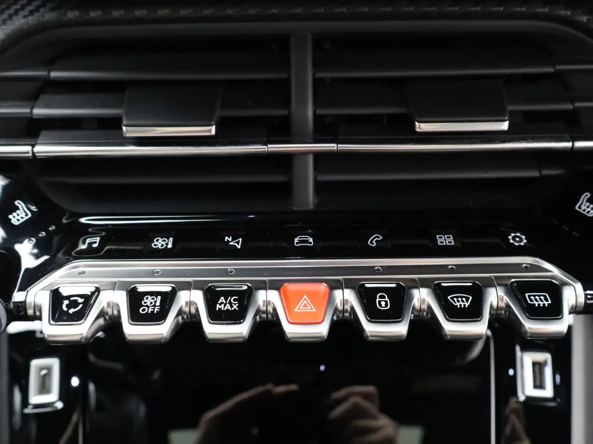 1.2 PureTech GT Pack 155 PK! | Panoramadak | Camera | Parkeersensoeren Voor en Achter | Alcantara Bekleding | Stoelverwarming | 18" Lichtmetalen Velgen | Adaptieve Cruise Control