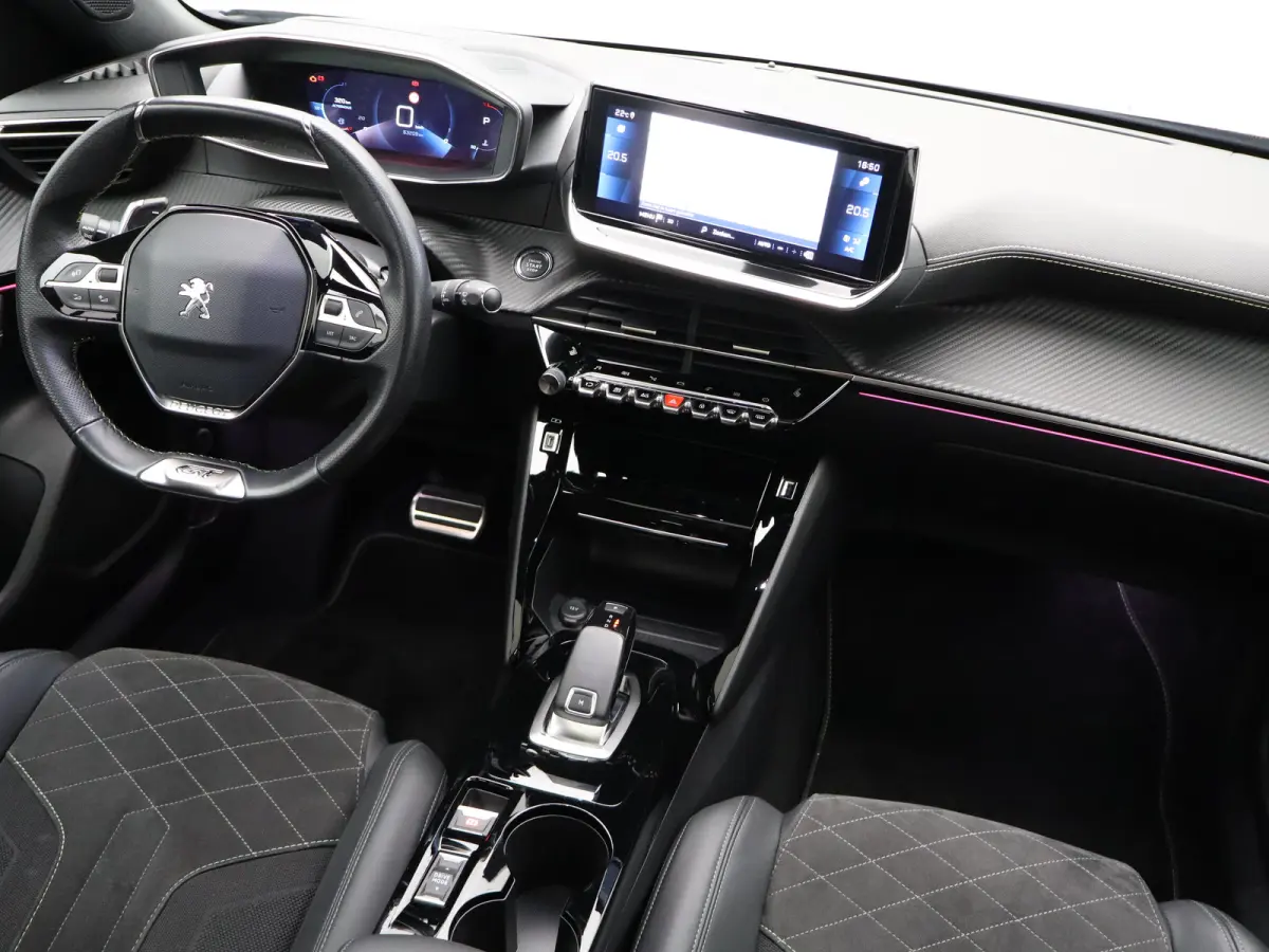 1.2 PureTech GT Pack 155 PK! | Panoramadak | Camera | Parkeersensoeren Voor en Achter | Alcantara Bekleding | Stoelverwarming | 18" Lichtmetalen Velgen | Adaptieve Cruise Control