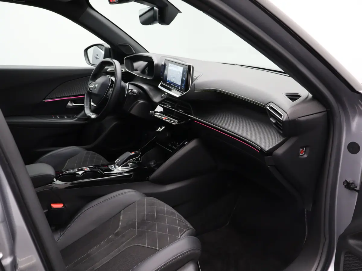 1.2 PureTech GT Pack 155 PK! | Panoramadak | Camera | Parkeersensoeren Voor en Achter | Alcantara Bekleding | Stoelverwarming | 18" Lichtmetalen Velgen | Adaptieve Cruise Control