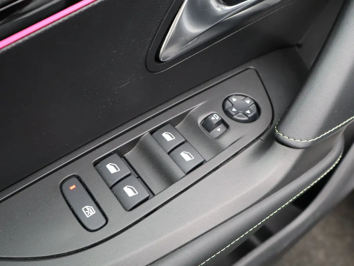 1.2 PureTech GT Pack 155 PK! | Panoramadak | Camera | Parkeersensoeren Voor en Achter | Alcantara Bekleding | Stoelverwarming | 18" Lichtmetalen Velgen | Adaptieve Cruise Control