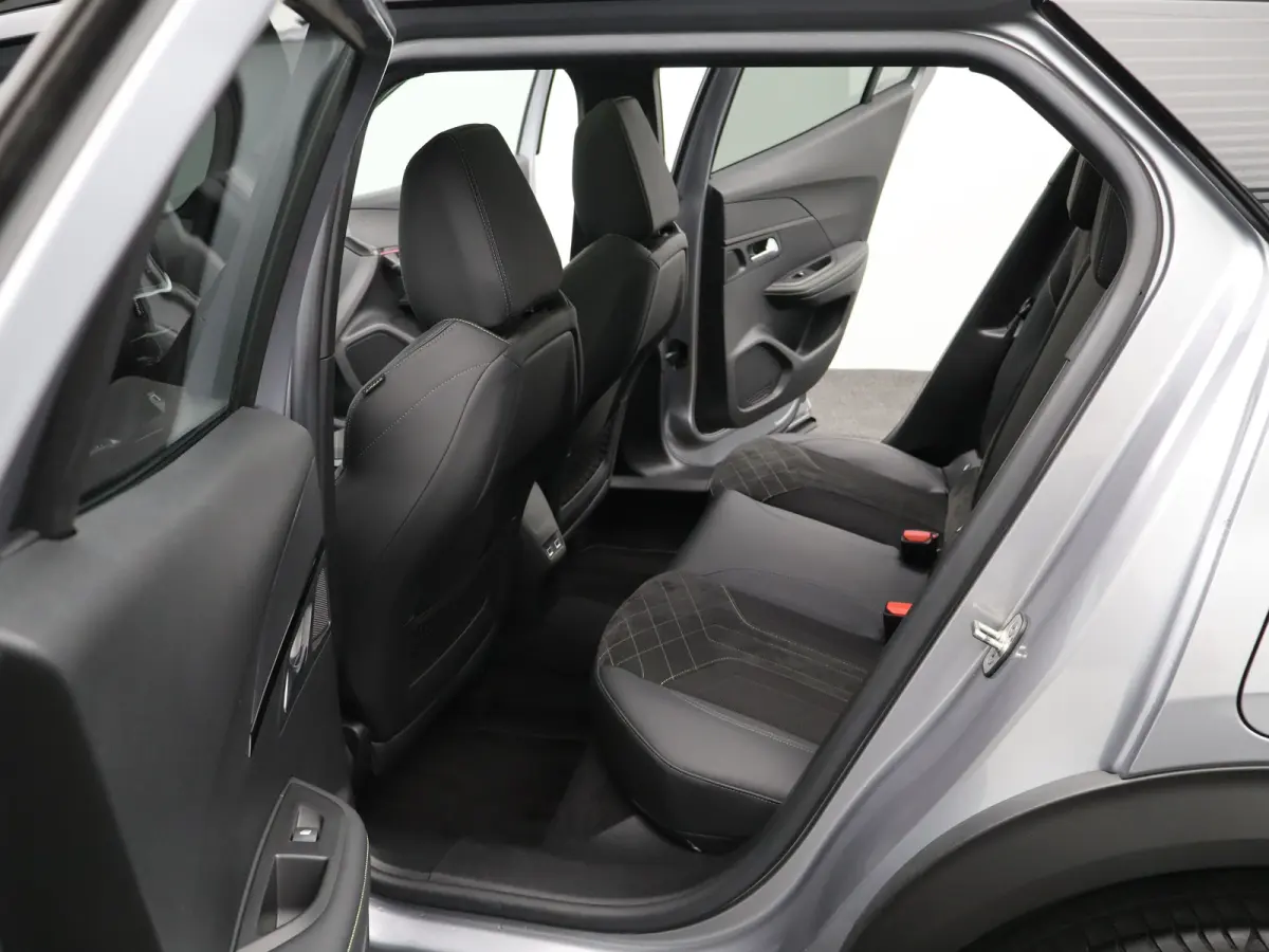 1.2 PureTech GT Pack 155 PK! | Panoramadak | Camera | Parkeersensoeren Voor en Achter | Alcantara Bekleding | Stoelverwarming | 18" Lichtmetalen Velgen | Adaptieve Cruise Control