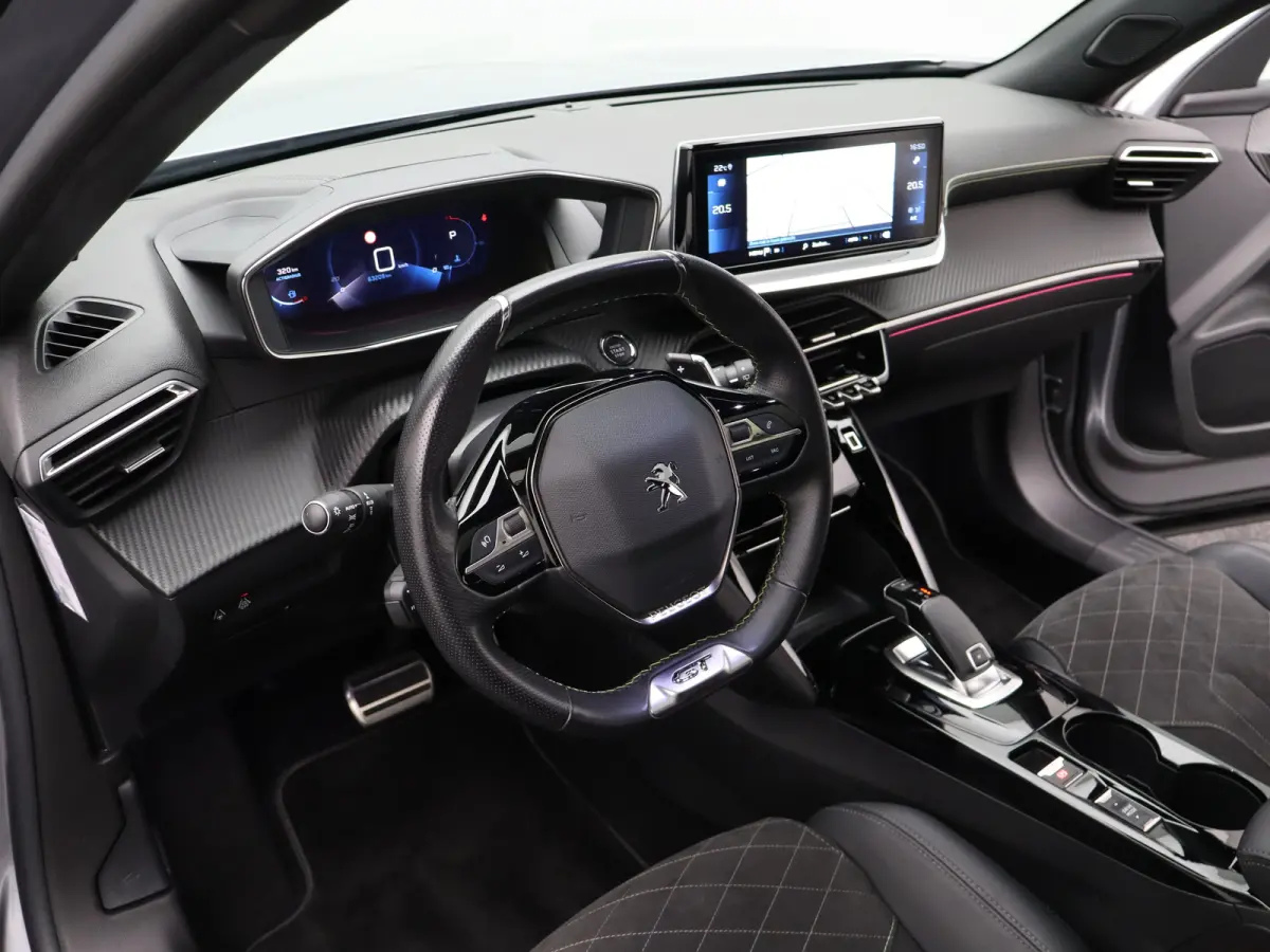 1.2 PureTech GT Pack 155 PK! | Panoramadak | Camera | Parkeersensoeren Voor en Achter | Alcantara Bekleding | Stoelverwarming | 18" Lichtmetalen Velgen | Adaptieve Cruise Control