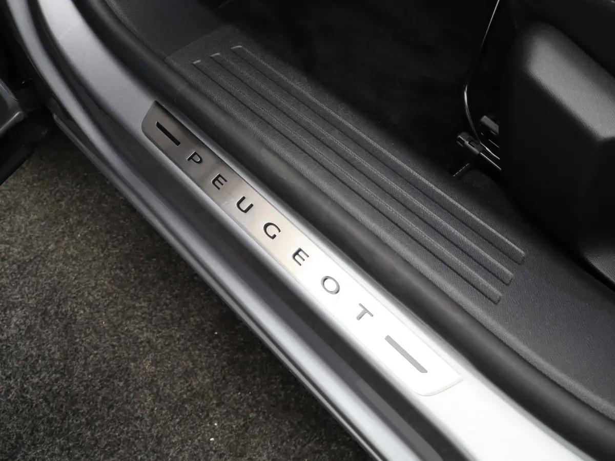 1.2 PureTech GT Pack 155 PK! | Panoramadak | Camera | Parkeersensoeren Voor en Achter | Alcantara Bekleding | Stoelverwarming | 18" Lichtmetalen Velgen | Adaptieve Cruise Control