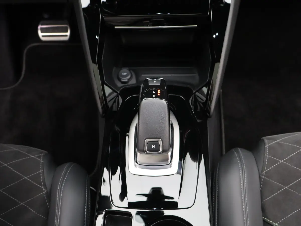 1.2 PureTech GT Pack 155 PK! | Panoramadak | Camera | Parkeersensoeren Voor en Achter | Alcantara Bekleding | Stoelverwarming | 18" Lichtmetalen Velgen | Adaptieve Cruise Control