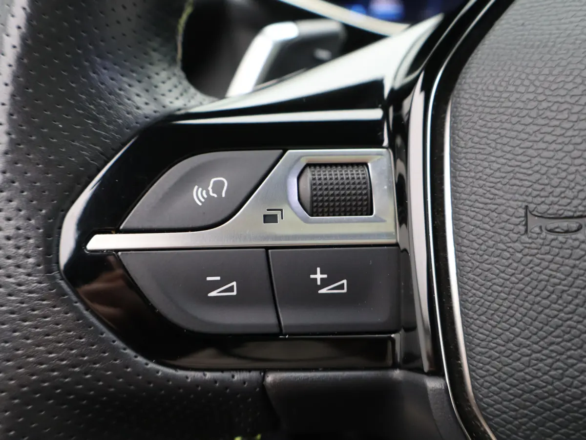 1.2 PureTech GT Pack 155 PK! | Panoramadak | Camera | Parkeersensoeren Voor en Achter | Alcantara Bekleding | Stoelverwarming | 18" Lichtmetalen Velgen | Adaptieve Cruise Control