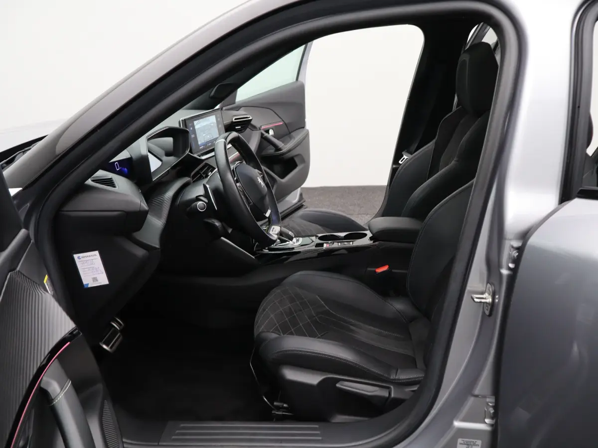 1.2 PureTech GT Pack 155 PK! | Panoramadak | Camera | Parkeersensoeren Voor en Achter | Alcantara Bekleding | Stoelverwarming | 18" Lichtmetalen Velgen | Adaptieve Cruise Control