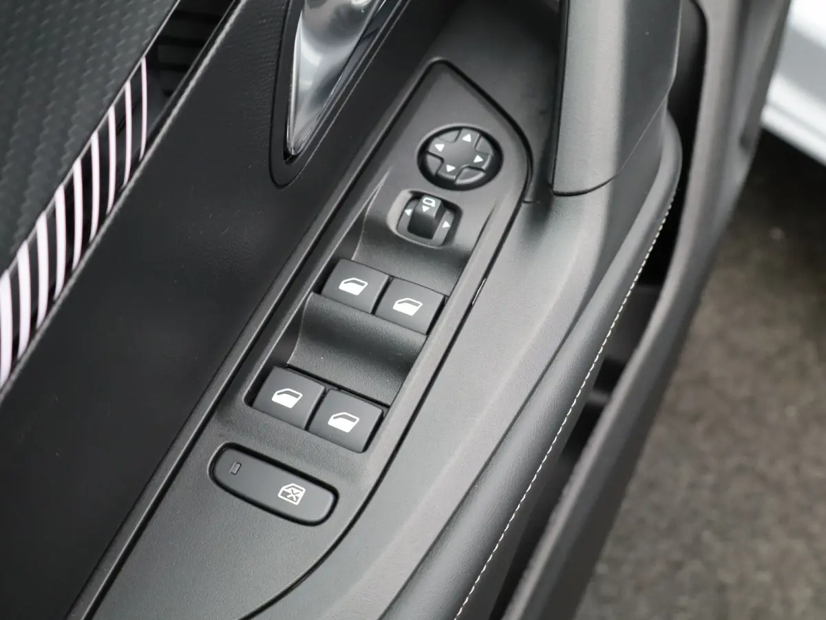 1.2 Hybrid 145 Allure | Apple Carplay | Camera | Adaptieve Cruise Control | Dodehoekdetectie | PDC V+A
