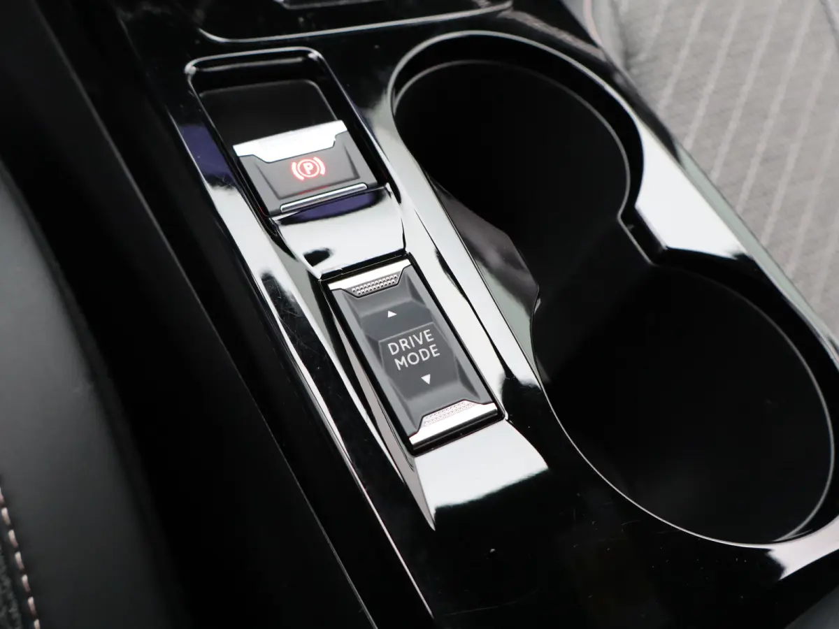 1.2 Hybrid 145 Allure | Apple Carplay | Camera | Adaptieve Cruise Control | Dodehoekdetectie | PDC V+A