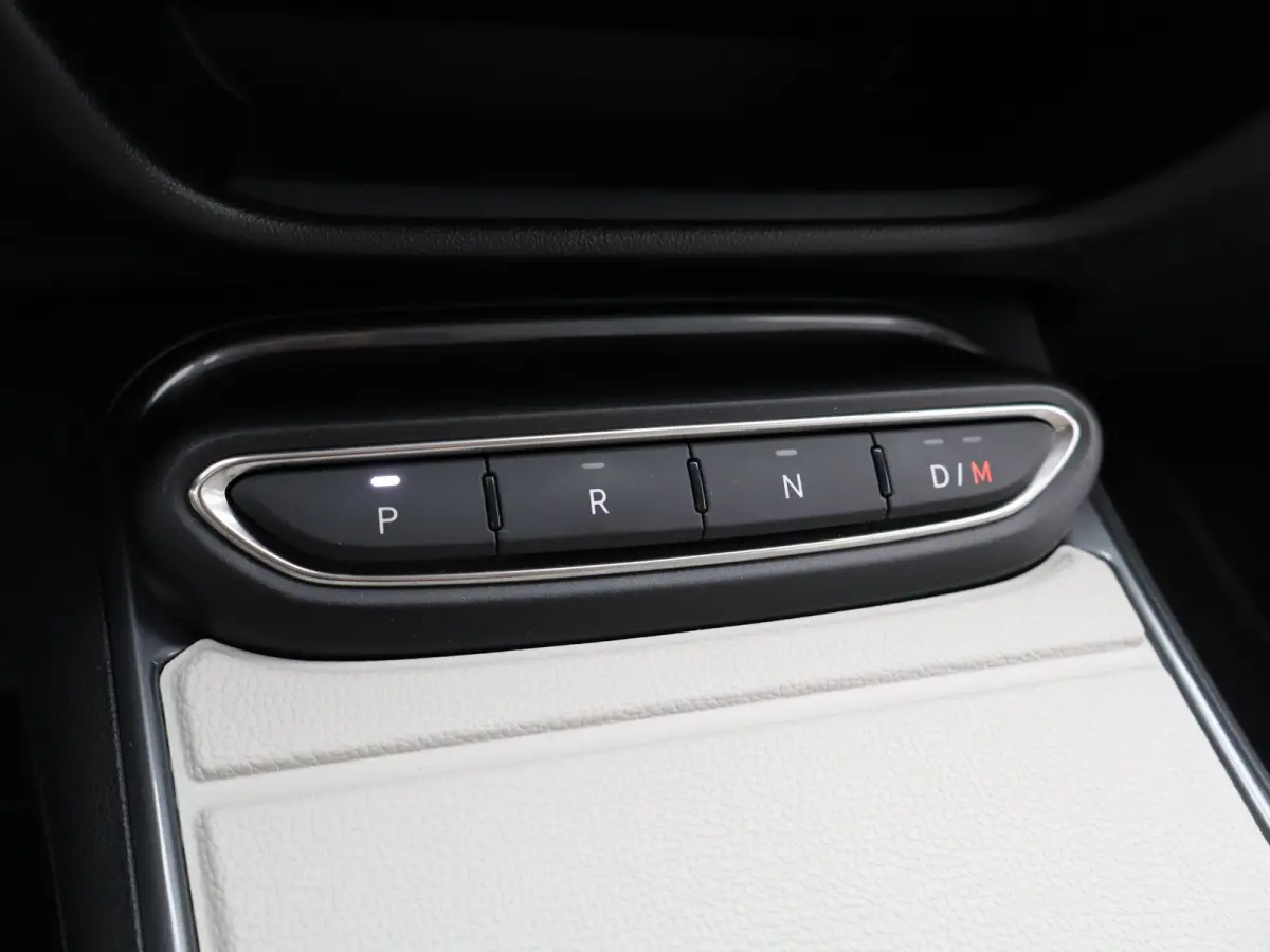 1.2 Hybrid La Prima | Camera | Steolverwarming | Elektrisch Verstelbare Bestuurdersstoel | Massagefunctie | Apple Carplay/Android Auto | Navigatie | Parkeersensoren Voor en Achter | Cruise C