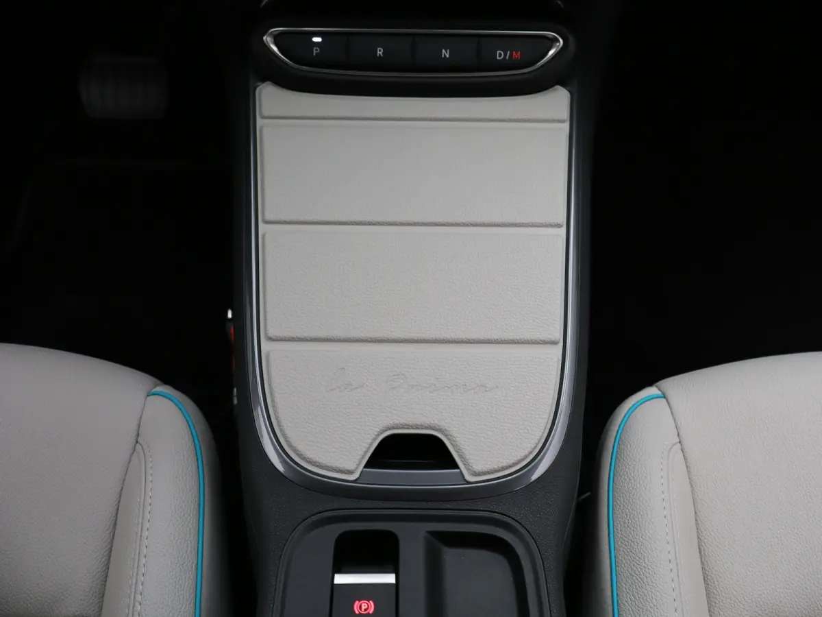 1.2 Hybrid La Prima | Camera | Steolverwarming | Elektrisch Verstelbare Bestuurdersstoel | Massagefunctie | Apple Carplay/Android Auto | Navigatie | Parkeersensoren Voor en Achter | Cruise C