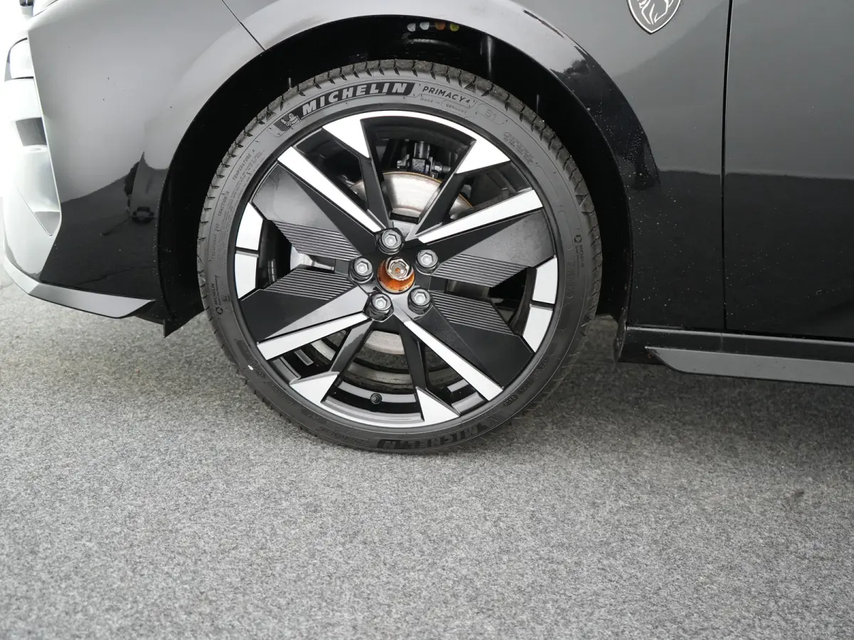 GT | Driver Sport Pack | Elektrische parkeerrem | Extra getinte achterste zijruiten en achterruit