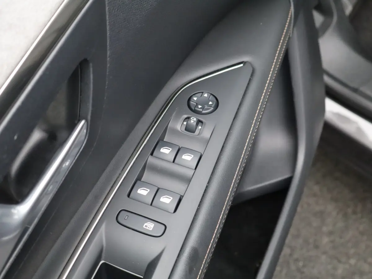 1.6 HYbrid4 300 GT Avantage | 4WD | Achteruitrijcamera | Dodehoekdetectie | Apple Carplay/Android Auto