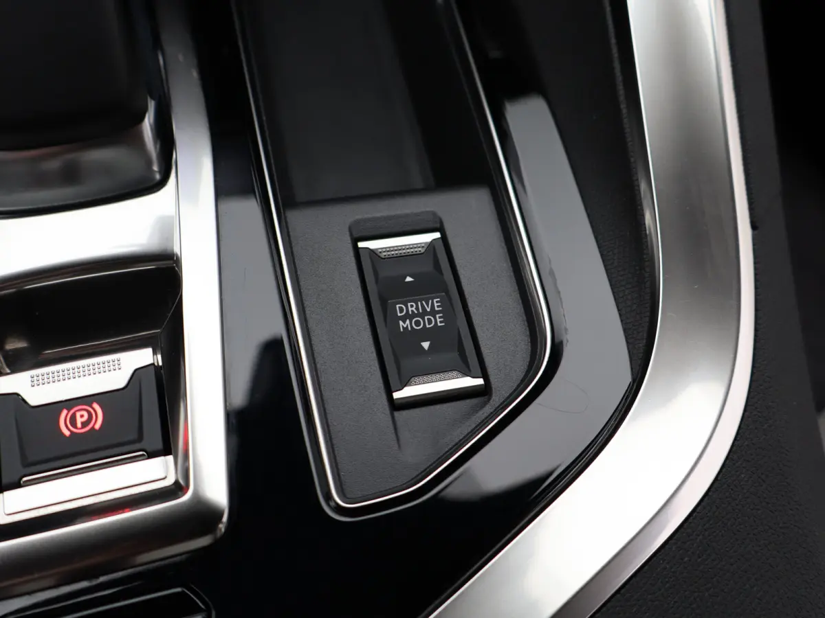 1.6 HYbrid4 300 GT Avantage | 4WD | Achteruitrijcamera | Dodehoekdetectie | Apple Carplay/Android Auto
