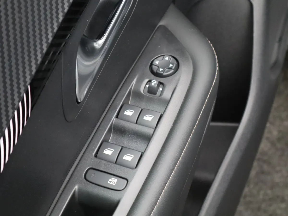 1.2 PureTech 100 Allure Cruise Control | Parkeersensoren Voor en Achter | Climate Control | Apple Carplay/Android Auto | Navigatie | 16" Lichtmetalen Velgen