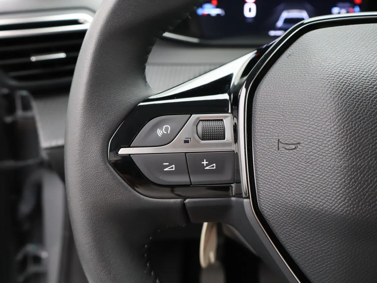 1.2 PureTech 100 Allure Cruise Control | Parkeersensoren Voor en Achter | Climate Control | Apple Carplay/Android Auto | Navigatie | 16" Lichtmetalen Velgen