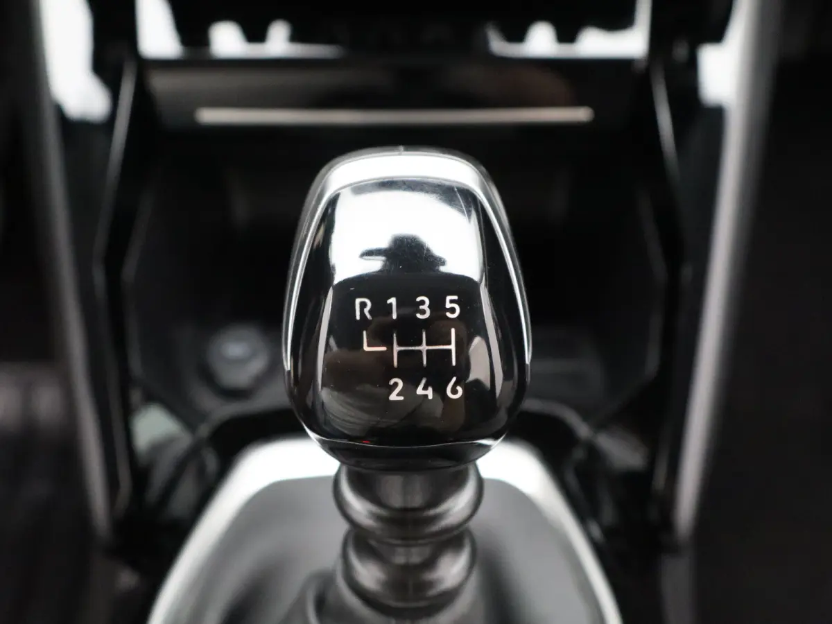 1.2 PureTech 100 Allure Cruise Control | Parkeersensoren Voor en Achter | Climate Control | Apple Carplay/Android Auto | Navigatie | 16" Lichtmetalen Velgen