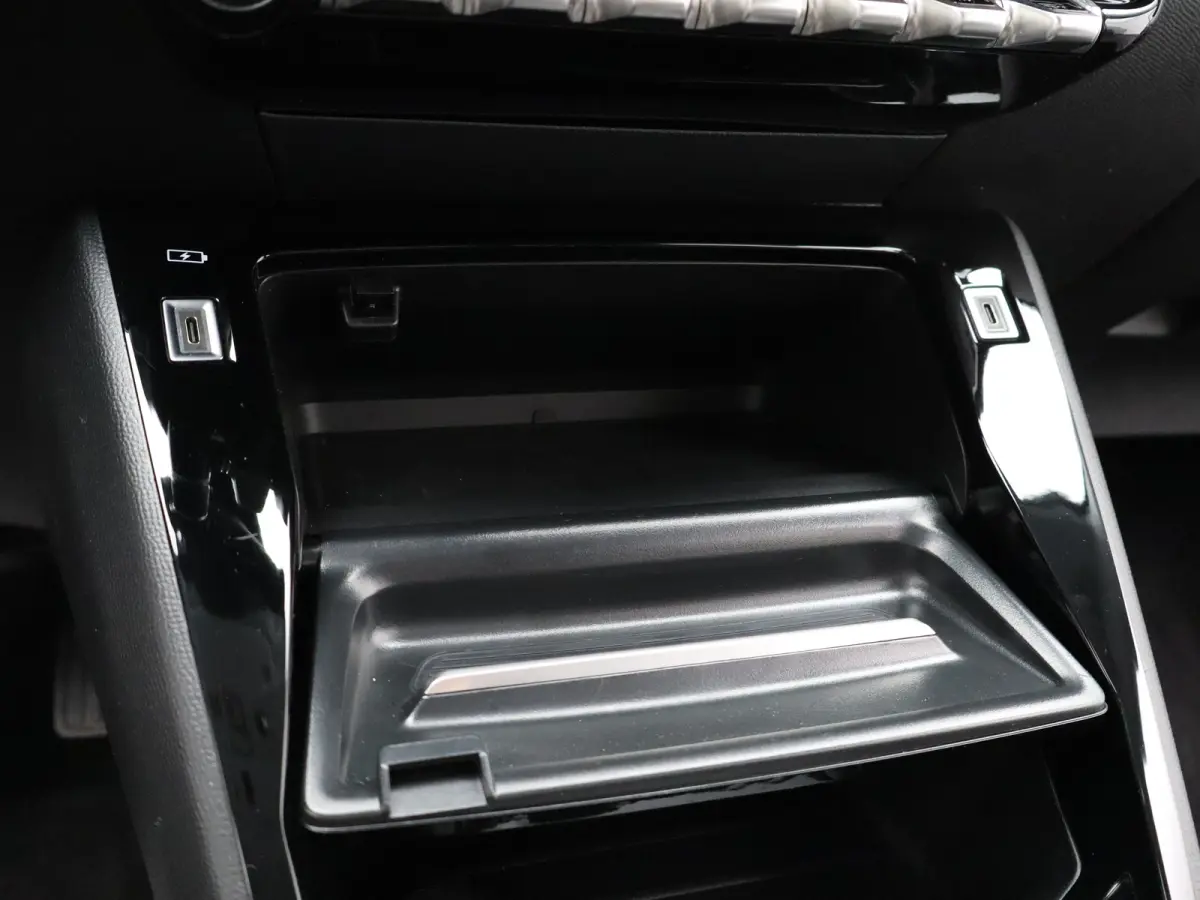 1.2 PureTech 100 Allure Cruise Control | Parkeersensoren Voor en Achter | Climate Control | Apple Carplay/Android Auto | Navigatie | 16" Lichtmetalen Velgen