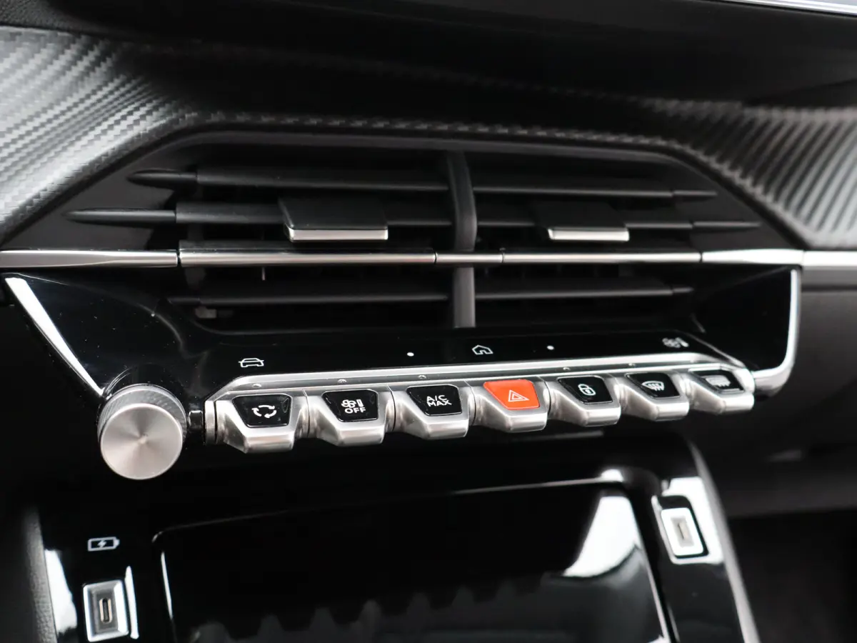 1.2 PureTech 100 Allure Cruise Control | Parkeersensoren Voor en Achter | Climate Control | Apple Carplay/Android Auto | Navigatie | 16" Lichtmetalen Velgen