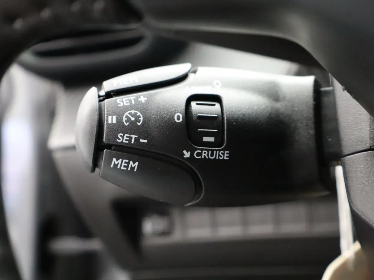 1.2 PureTech 100 Allure Cruise Control | Parkeersensoren Voor en Achter | Climate Control | Apple Carplay/Android Auto | Navigatie | 16" Lichtmetalen Velgen