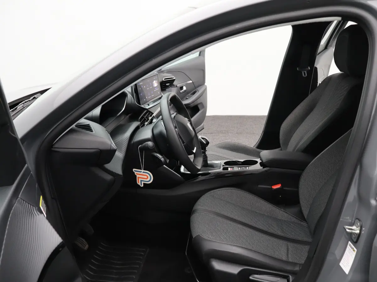 1.2 PureTech 100 Allure Cruise Control | Parkeersensoren Voor en Achter | Climate Control | Apple Carplay/Android Auto | Navigatie | 16" Lichtmetalen Velgen